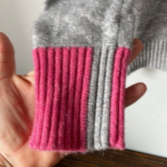 Kinross Cashmere, small, light gray w/ pink cuffs, SOFT warm fuzzy cozy sweater - Picture 3 of 7